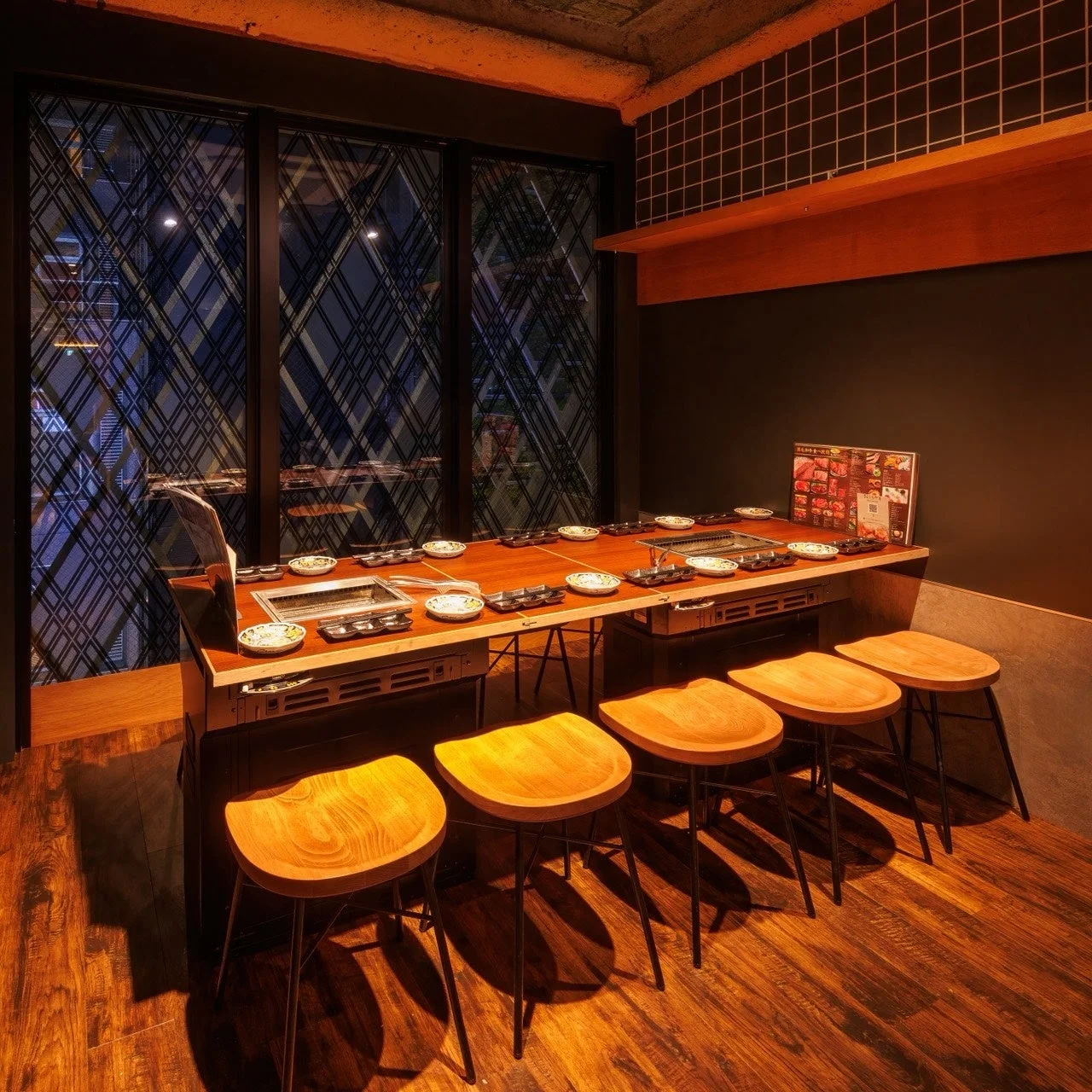 モダンな焼肉店の店内