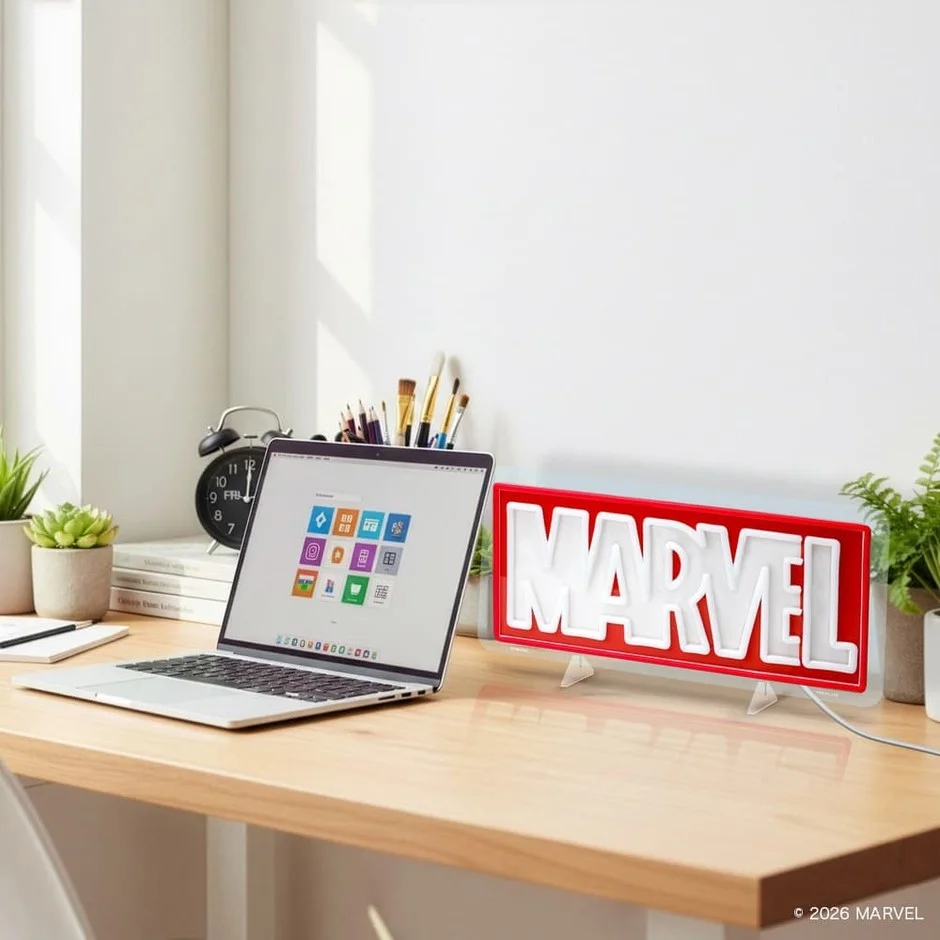 デスクに置かれたMARVELロゴLEDネオンライト