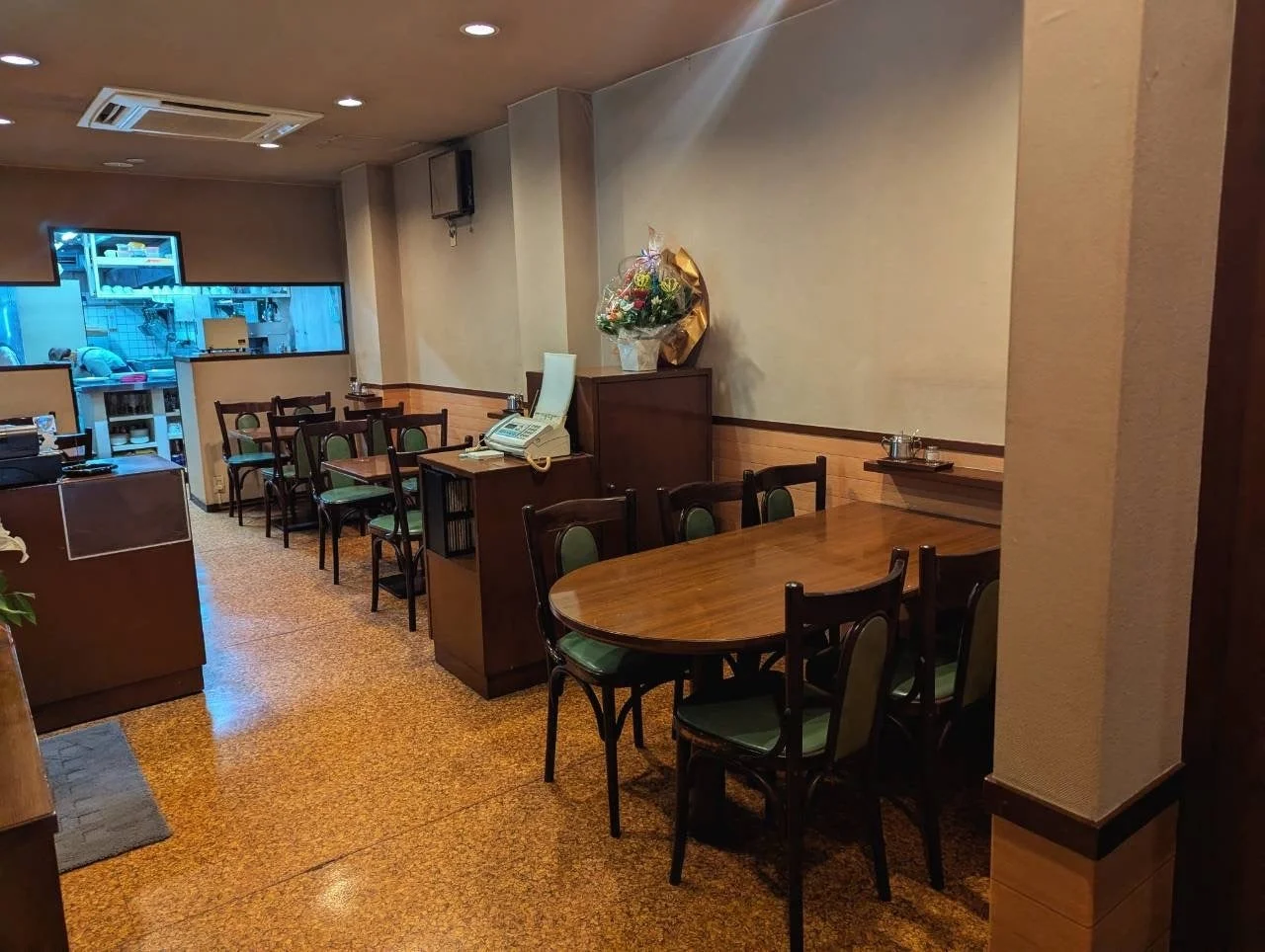 落ち着いた雰囲気のレストランの店内風景