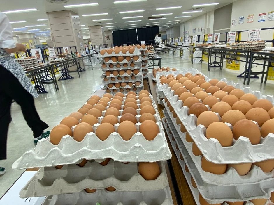 大量の卵が積まれたイベント会場
