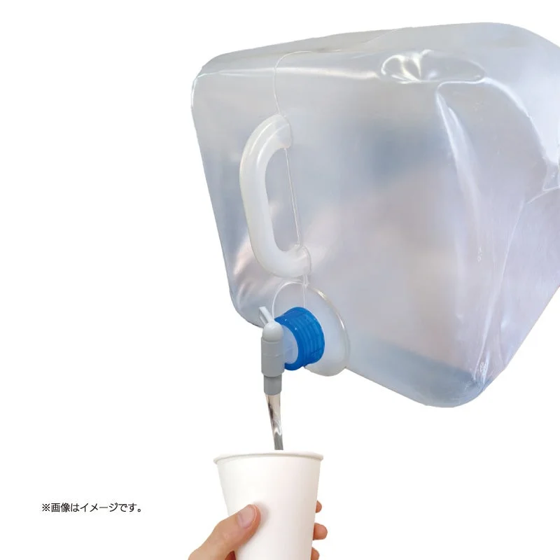 コックから水を注ぐ様子