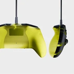 細身のグリップ形状のゲームコントローラー