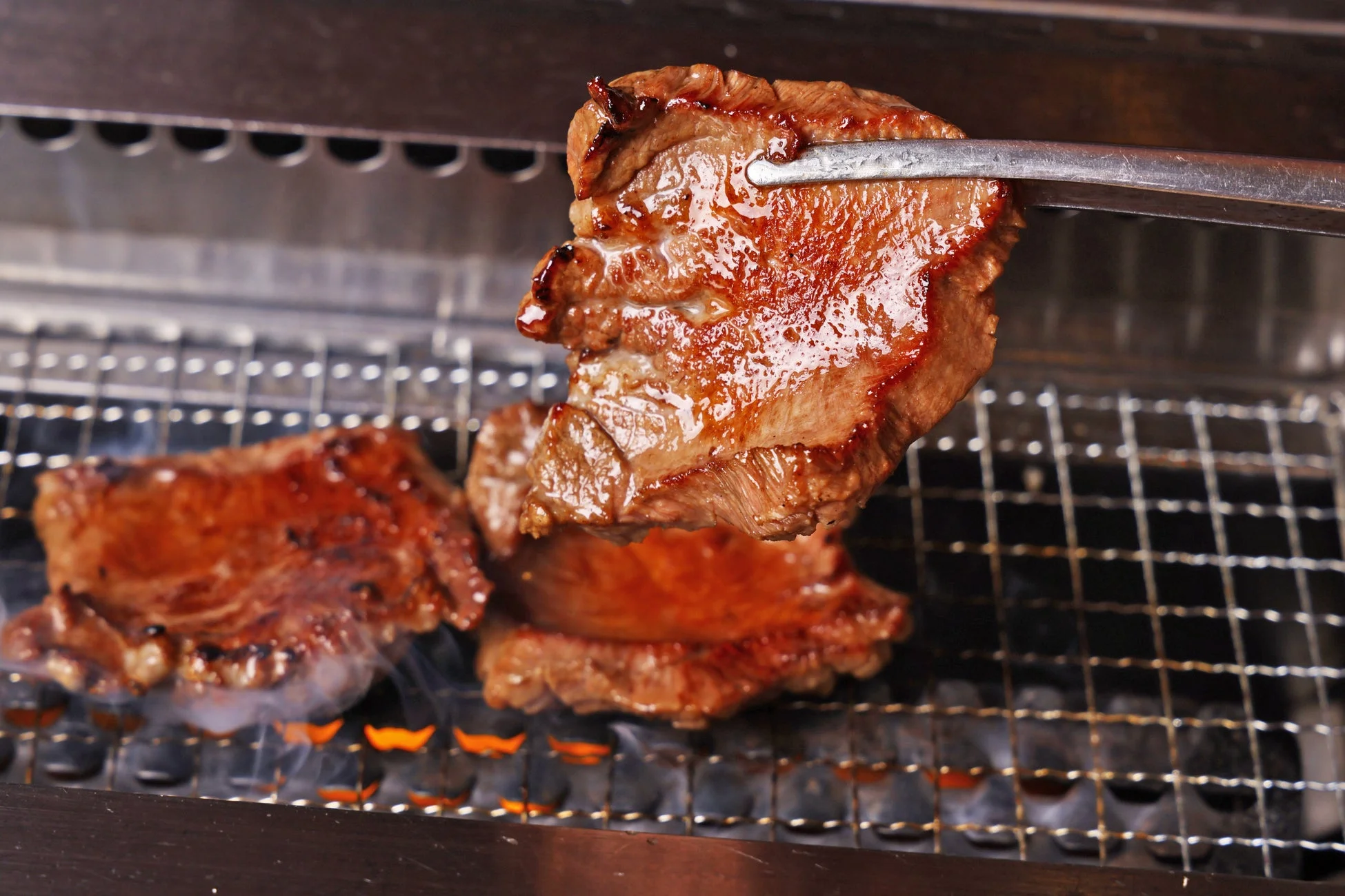 無煙ロースターで焼かれる肉