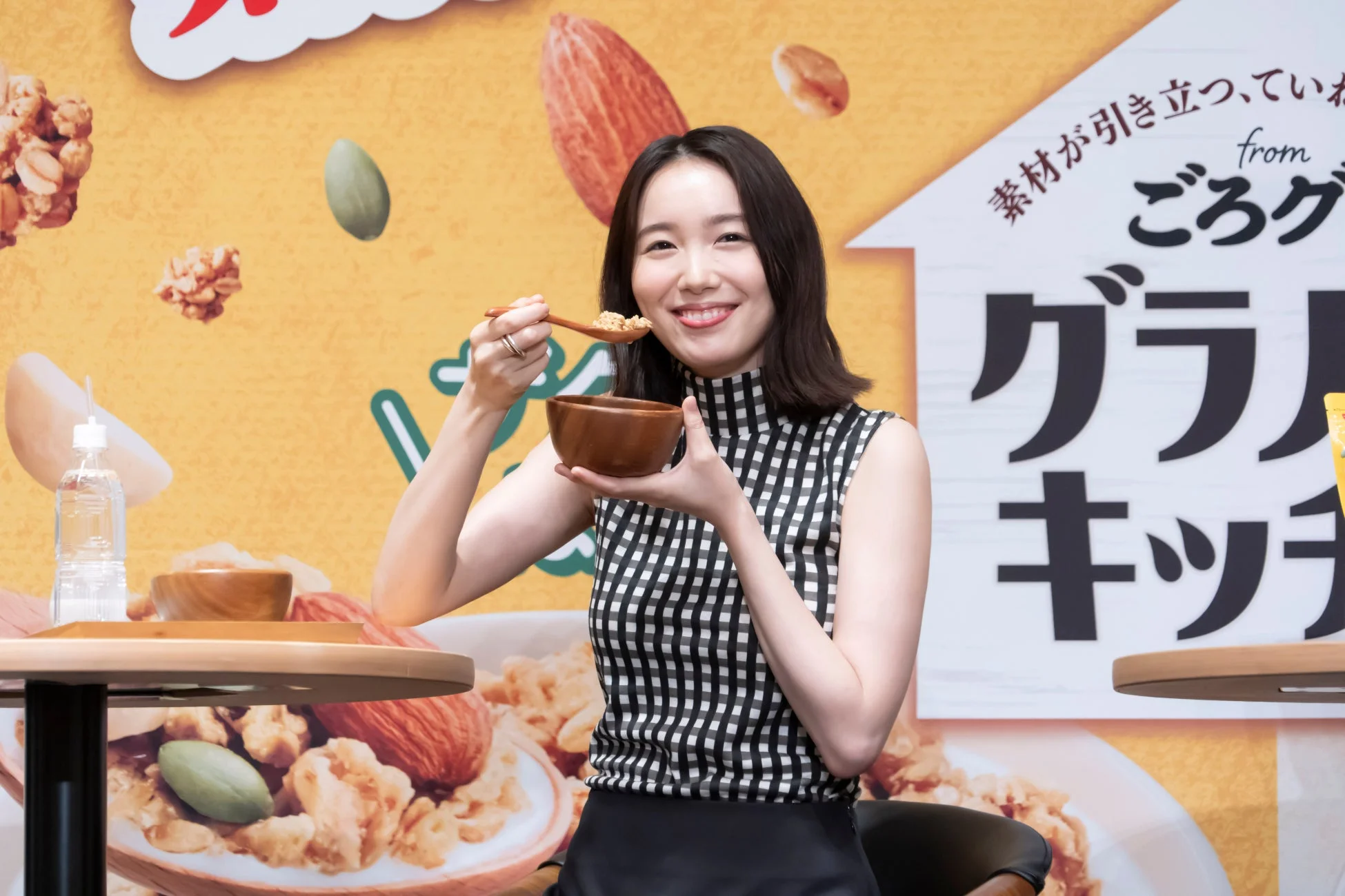 新商品を試食する飯豊まりえさん