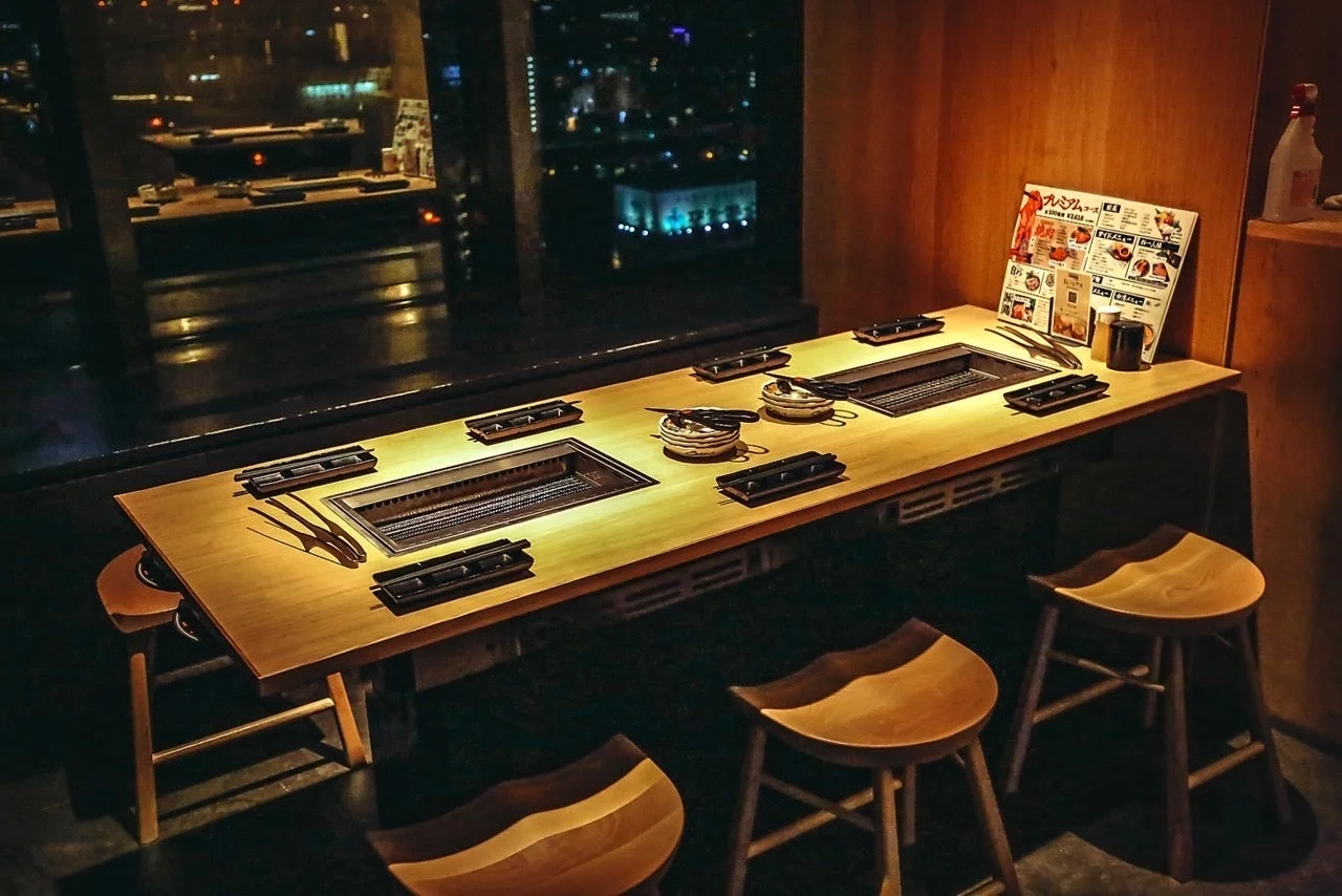 窓からの夜景が見える焼肉店
