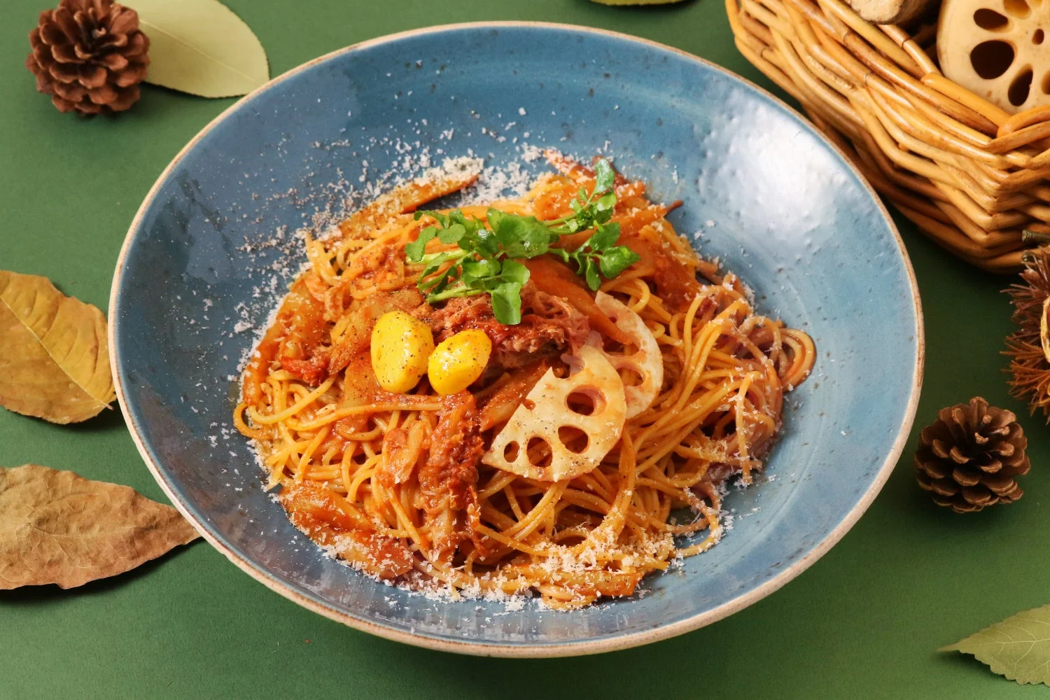 秋野菜とコーンポークのデミグラスパスタ