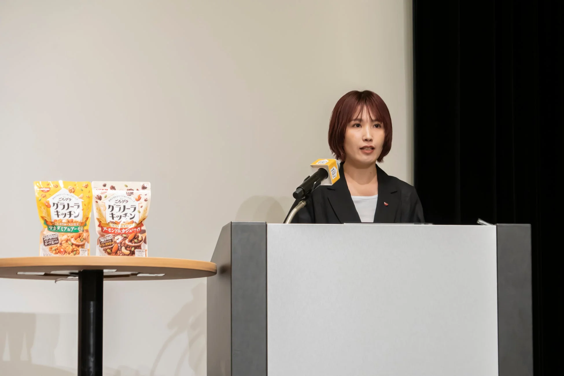 新商品発表会で説明する日清シスコの担当者