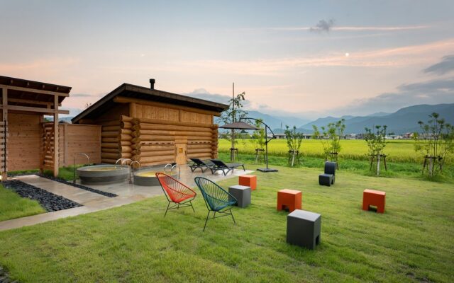 コンセプトは「旅をあきらめない」。「里山十帖」の新展開！ 「10 stories stay yuzawa」に薪サウナが完成し、グランドオープン！ 源泉かけ流しの半露天風呂付きで1泊9,000円〜！