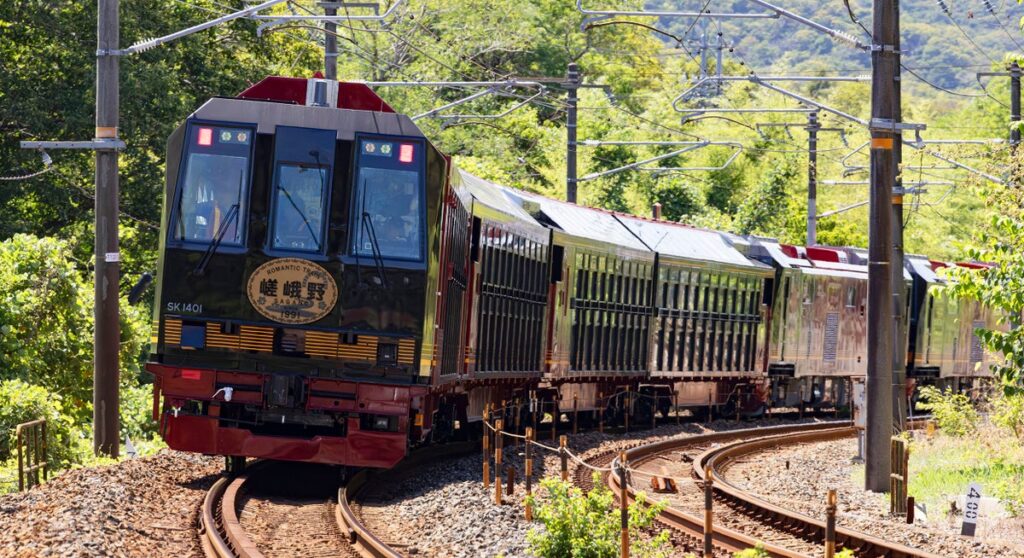 嵯峨野トロッコに新型車両「SAGANO ROMANTIC TRAIN」、2027年春デビュー　畳席のプレミアムキャビン「嵐峡」も登場
