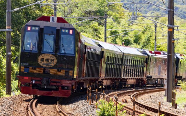 嵯峨野トロッコに新型車両「SAGANO ROMANTIC TRAIN」、2027年春デビュー　畳席のプレミアムキャビン「嵐峡」も登場