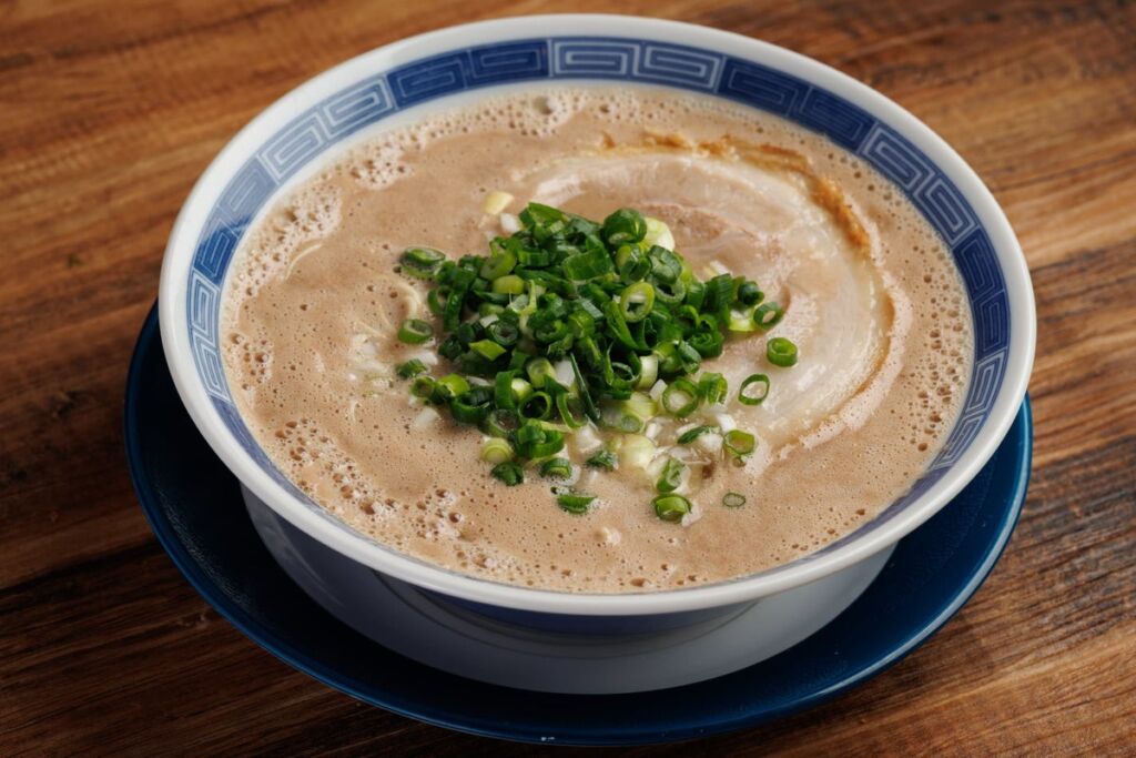 TRYラーメン大賞 豚骨名店部門で初登場8位の「箕輪家」、秋山具義氏デザインの新ロゴ・ユニフォームで“熟成豚骨”を前面に
