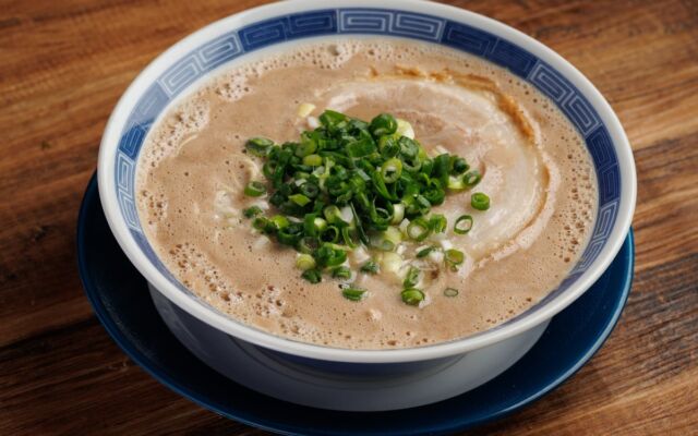 TRYラーメン大賞 豚骨名店部門で初登場8位の「箕輪家」、秋山具義氏デザインの新ロゴ・ユニフォームで“熟成豚骨”を前面に
