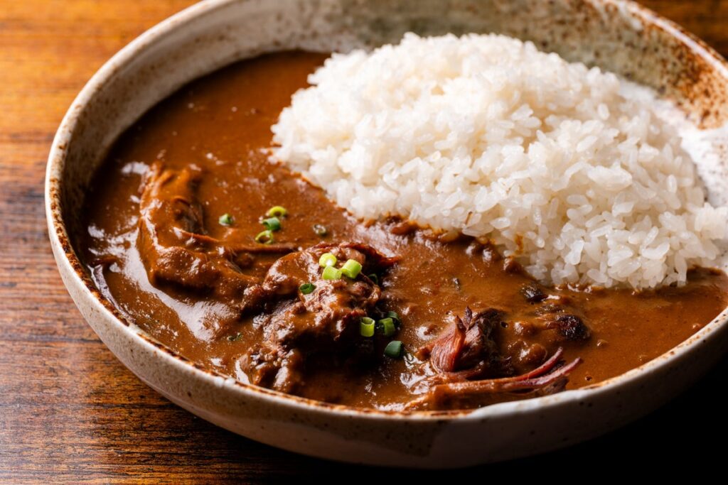 【ランチ限定】神田カレーグランプリ2025優勝店「オオドリー」が新宿の焼肉店とコラボ！牛すじカレーを無料・おかわり自由で提供