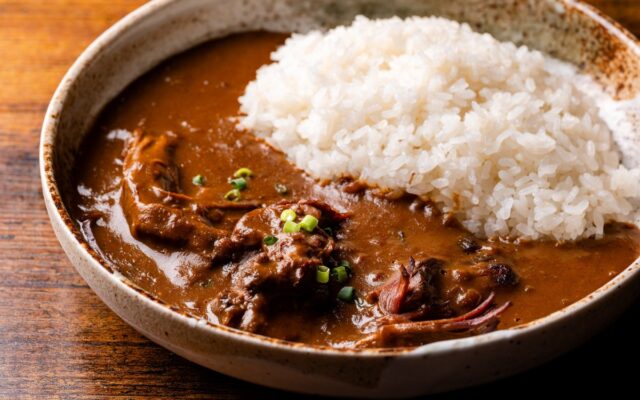 【ランチ限定】神田カレーグランプリ2025優勝店「オオドリー」が新宿の焼肉店とコラボ！牛すじカレーを無料・おかわり自由で提供