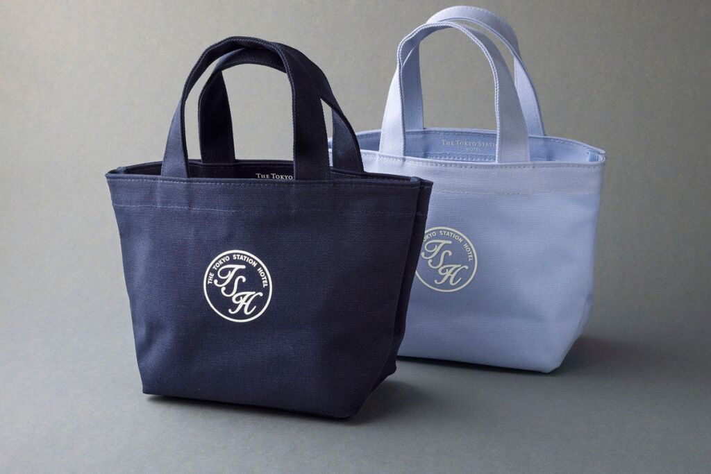 【東京ステーションホテル】オリジナルミニトートバッグが登場 ネイビーとラベンダーブルーの2色展開、日常にクラシカルな彩りを