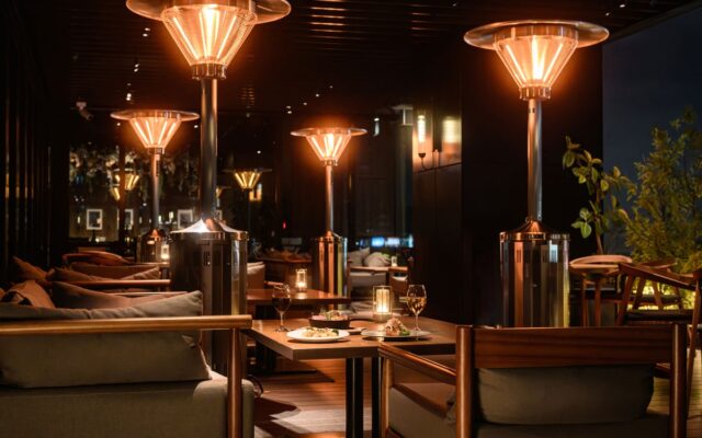 澄んだ冬空と夜景を楽しむ「泡と風のテラスプラン」温かな料理とフリーフロードリンクが彩るルーフトップテラス ／ザ ロイヤルパークホテル アイコニック 名古屋