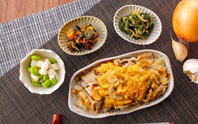 コク深くまろやかな味わいに仕上げた「とろり卵とにんにくあんの蒸し豚」が10月23日（金）に新登場