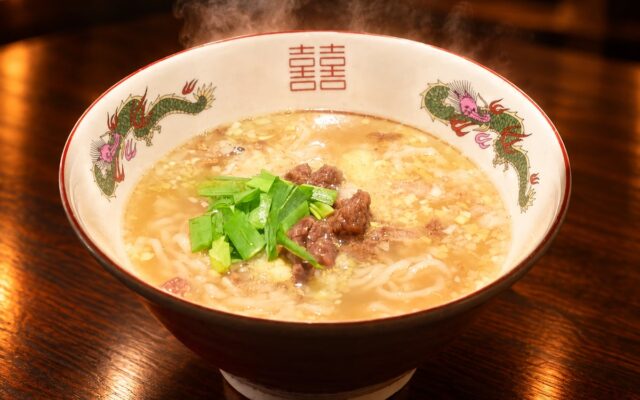 本気の刺激か、極上の癒しか。ミシュランシェフ直伝×當麻のコラボ第2弾『特製白の台湾ラーメン』が10月12日よりランチ限定で新登場
